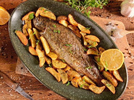 Печени риби пъстърви с пресни картофи на фурна - снимка на рецептата